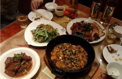 江苏一顾客吃饭吃出蟑螂，饭店老板一把抢走，你如何看待饭店老板的做法？