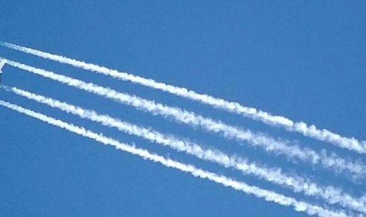 飞机飞过留下一条白线叫什么?