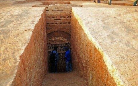 修路挖毁的唐代古墓仅剩几块砖,此事会由施工方负全责吗?