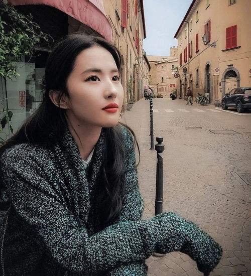 《去有风的地方》刘亦菲大理路透来了,她在片场是以怎样的造型亮相的?