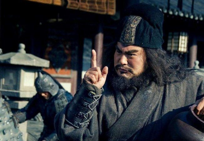 虎牢关三英战吕布，为什么刘备第三个出场？