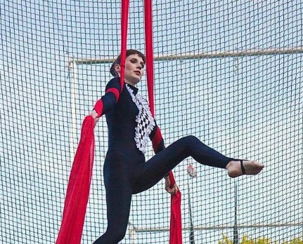 突发！俄女子表演空中特技时坠落，为何没有防护措施？