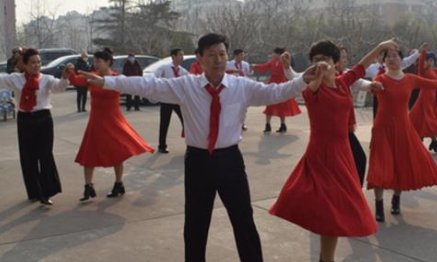 看到妻子和别人跳广场舞，你是什么样的心情？