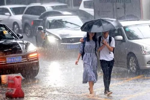 福建莆田突降大雨，街道积水成河，给当地的交通造成了哪些影响？