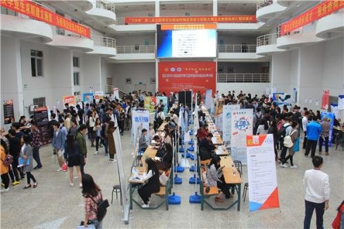 美国各大企业被迫加薪，这是怎么回事？