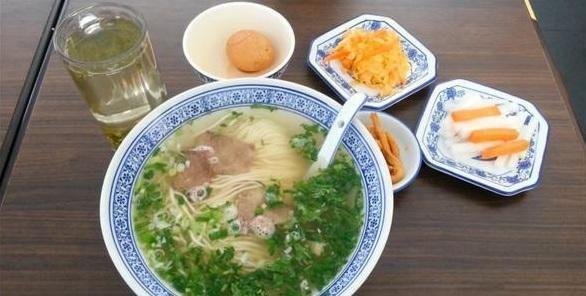 岳云鹏爆照吐槽机场高价面：一张纸都要2元，味道还让人落泪！你怎么看？