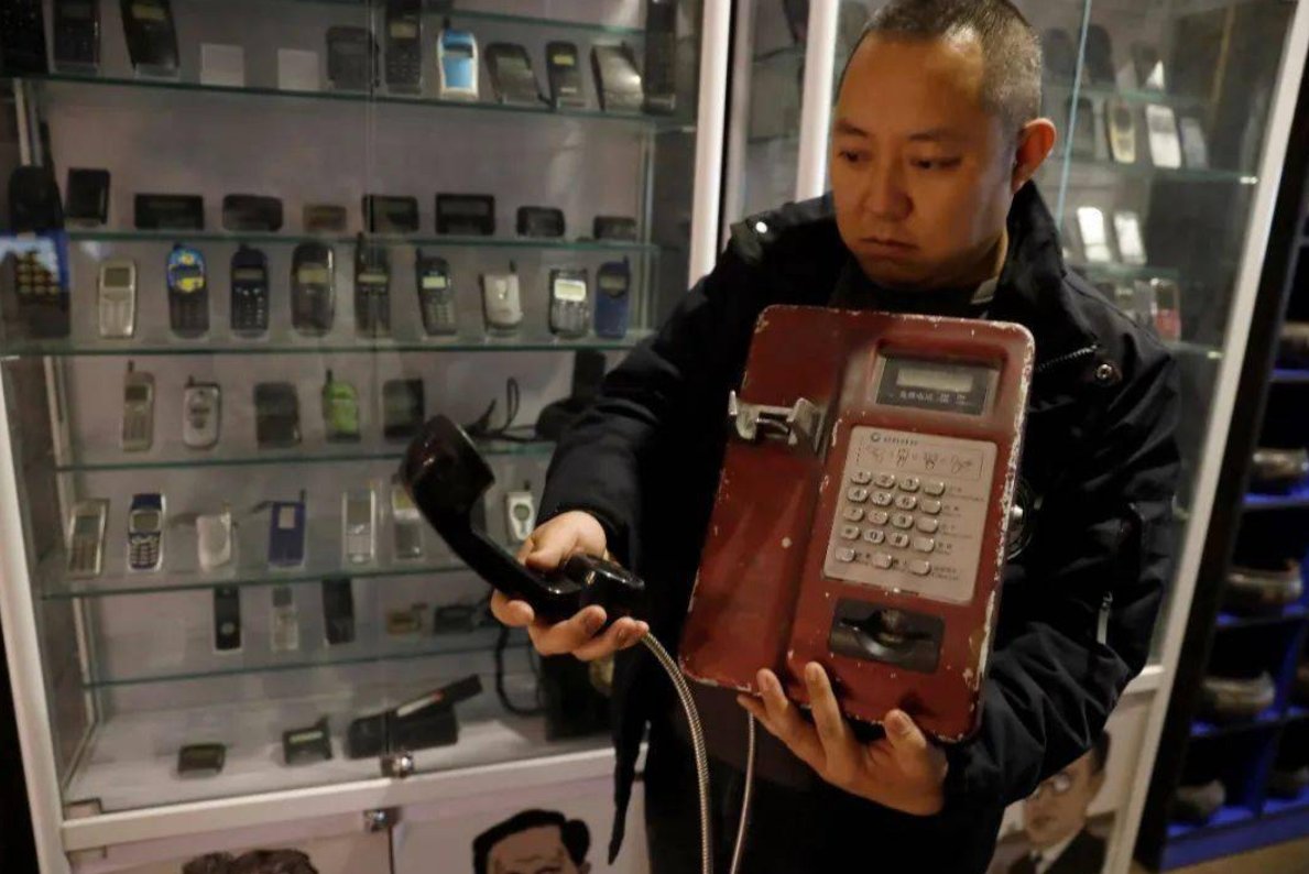 昆明一男子花200万收藏上万部手机，他为何要收藏这些手机呢？