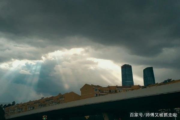 济南上空出现了一片耀眼的散射光，你知道这就是丁达尔效应吗？