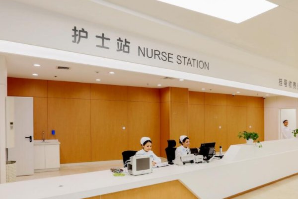 有人称北京孕妇在医院门口分娩，院方对此作何回应？