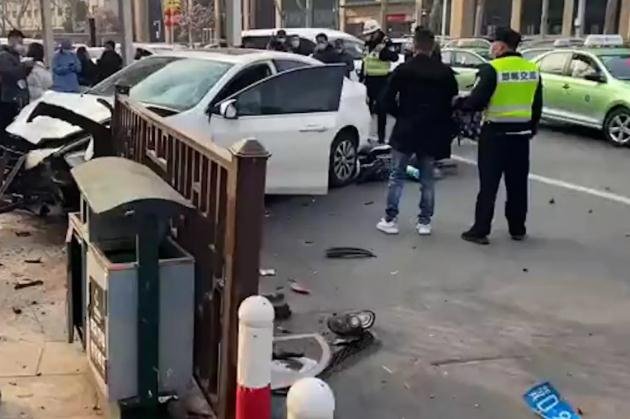 邯郸一辆车冲撞人群，致14人当场受伤，事故发生时的具体情况是怎样的？