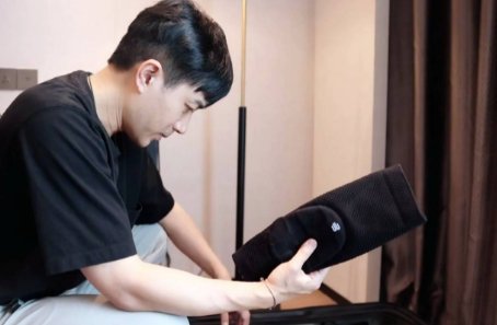 刘恺威参加《披荆斩棘的哥哥2》，行李曝光注重养生，网友如何评价他的？