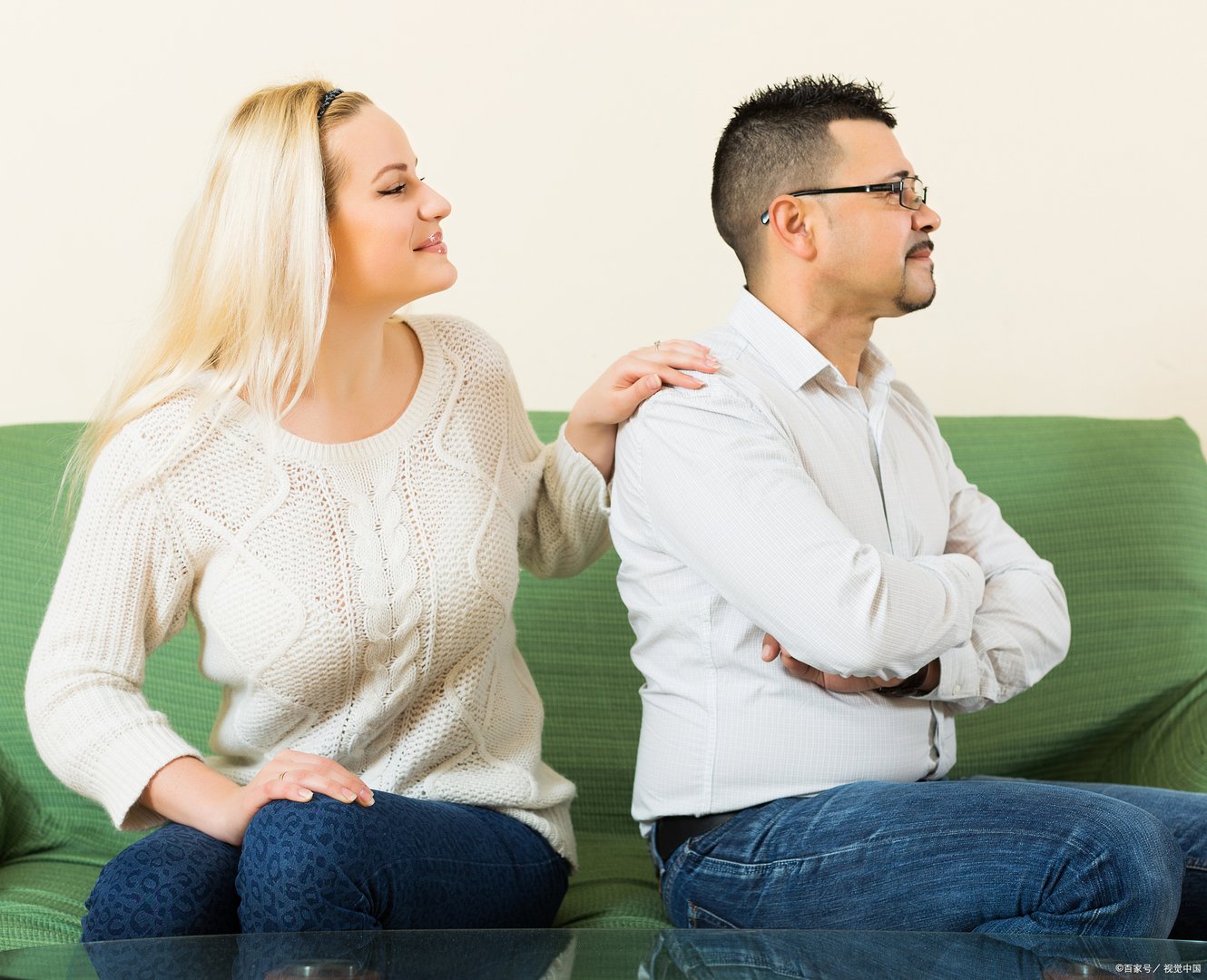 父母老当着自己的面吵架，作为孩子应该如何劝说他们？