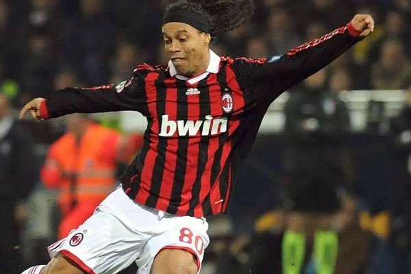 曝小罗生活陷入窘境每天嗜酒如命,曾被誉为梅西大哥的他为何会这样?