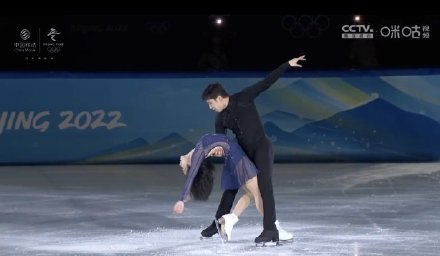 葱桶组合表演滑压轴演出好美，他们的高度默契是如何练就的？