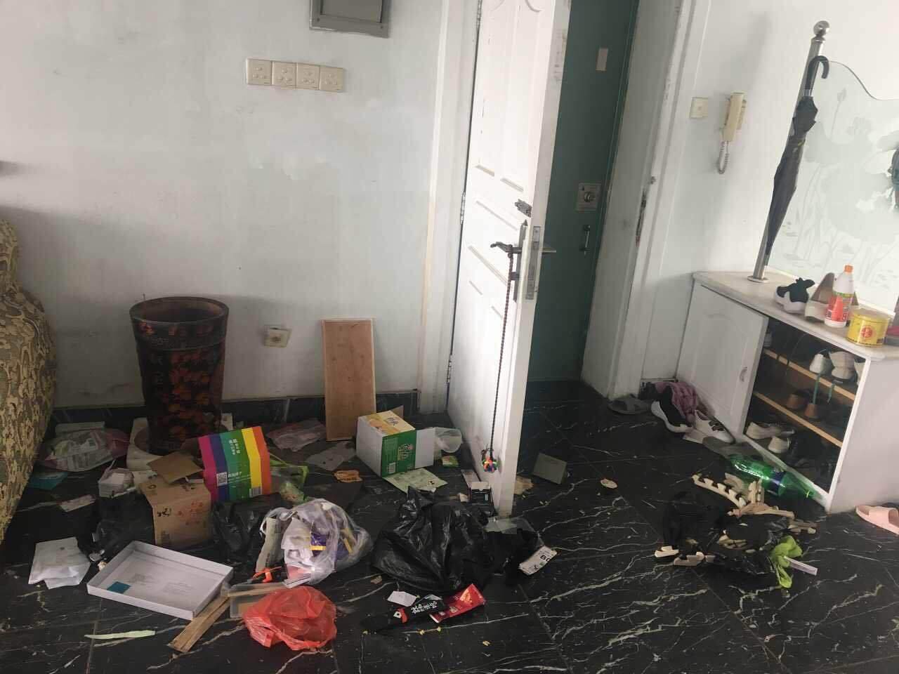 广东一小伙退房留满屋垃圾,房东打扫花了一千,租客有没有义务打扫房间?
