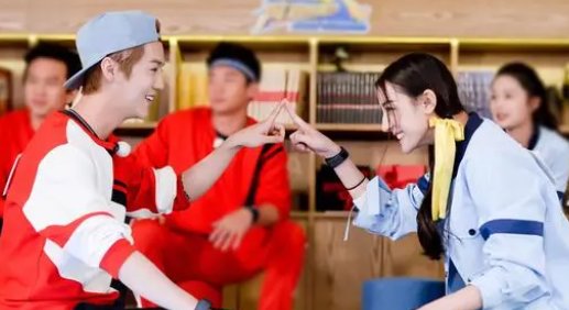 鹿晗和迪丽热巴的关系