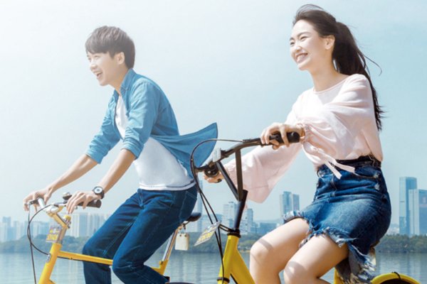 清华学生边骑车边用电脑，是真学霸还是无奈之举？