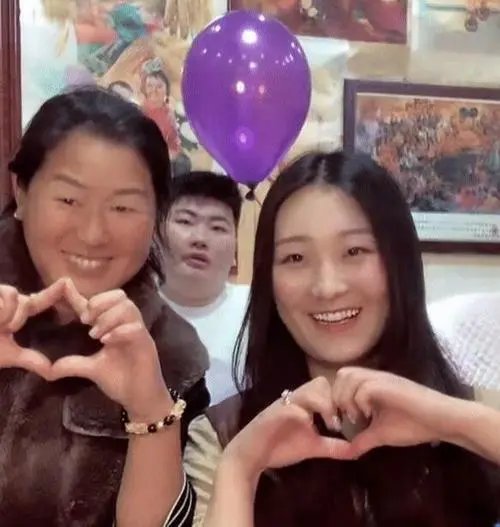 陈亚男结婚后,曾与榜一大哥一同出游数天,离婚是否早有预兆?