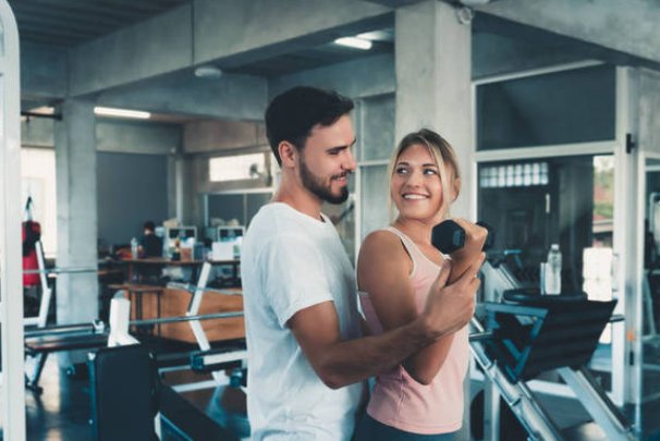 男生女生一起做双人运动的动作