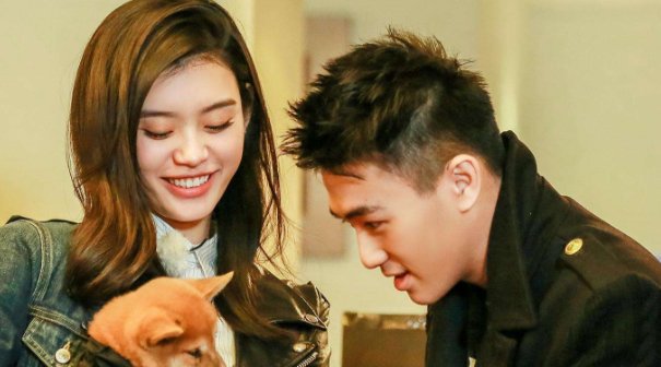 奚梦瑶深夜陪何猷君应酬，她嫁入豪门的路好走吗？