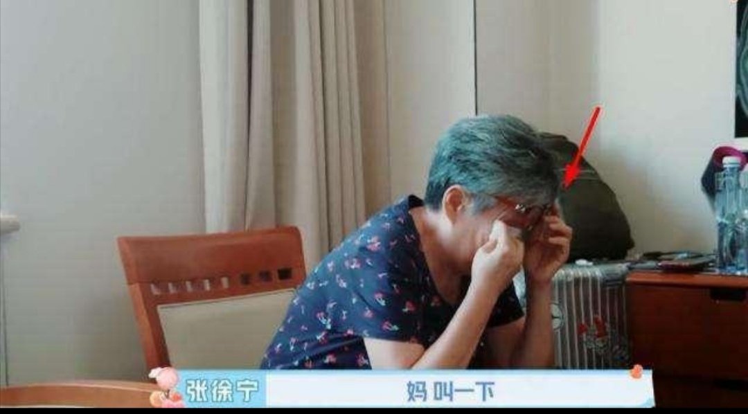 贵州贵阳妈妈看女儿剖腹产哭成泪人，两代母亲让你有什么思考？