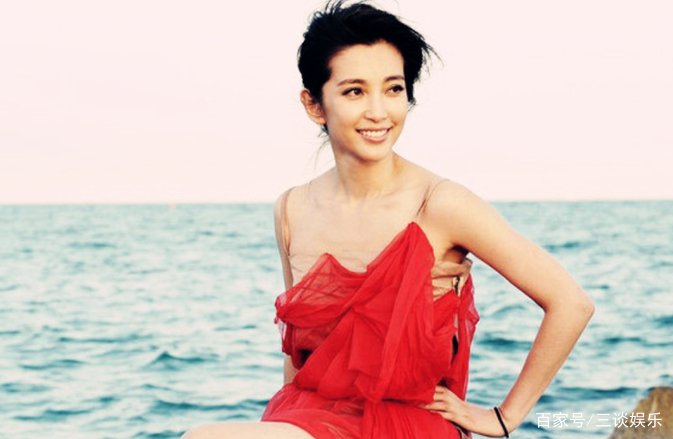 李冰冰发文怒怼成龙，想念范冰冰就去见她，他们俩发生什么了？