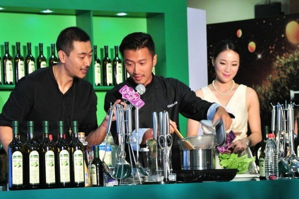 最近传出谢霆锋的大儿子越长越像陈冠希，难道真的不是亲生的吗？