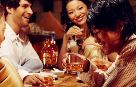 适合三个人左右晚上吃烧烤喝酒玩的小游戏有哪些？