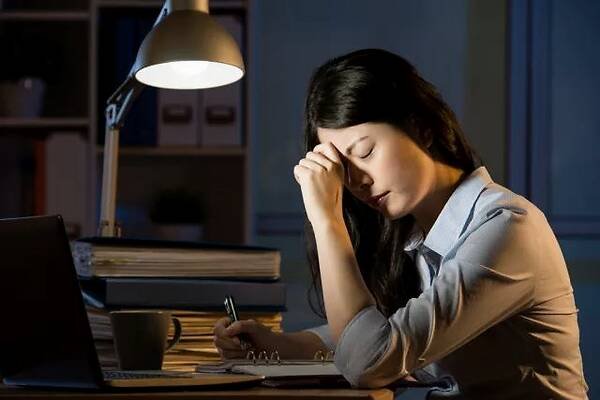 事实上并不是睡得晚就叫做熬夜，那怎么睡才算熬夜？