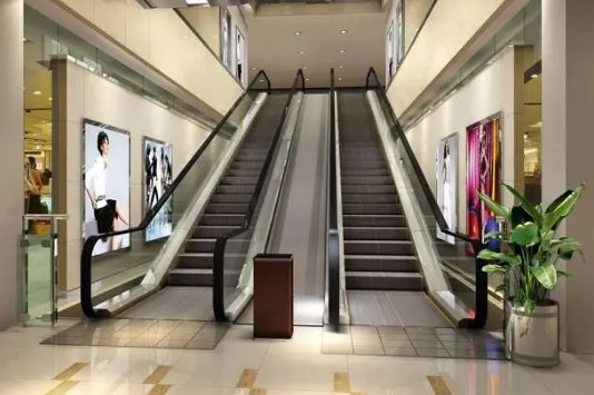 男童关停商场扶梯致女童摔倒，女童母亲谅解！为何能获得其谅解？