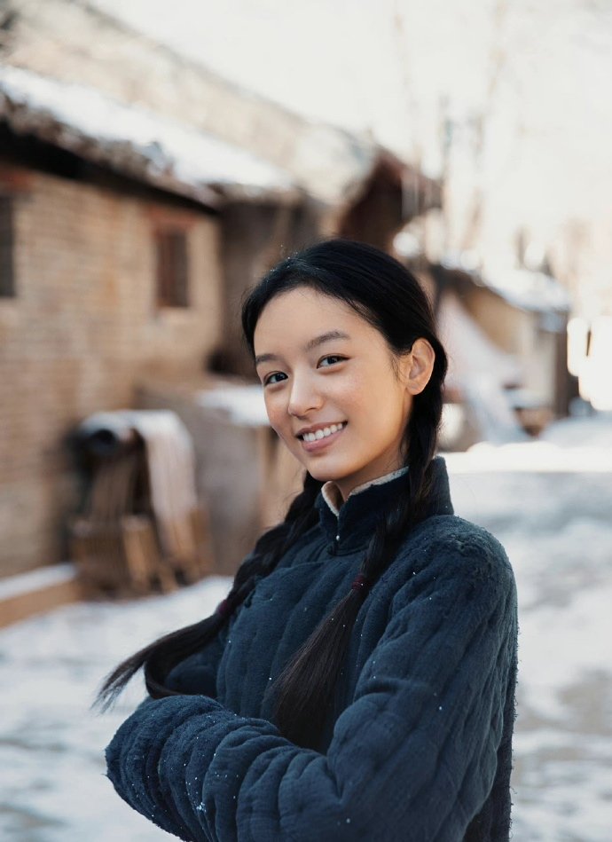 周也演的小护士“庄妍”,冻疮造型好真实,她在新剧中的表现如何?