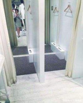 试衣间里女子帘子被男子掀开，怒找媒体曝光：脱得就剩个内衣裤，你怎么看？