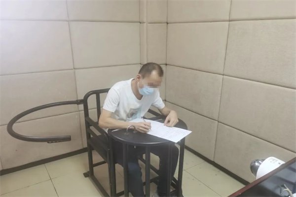 警方通报：四川一水果店的老板在静默期营业，此举可能会导致哪些风险呢？