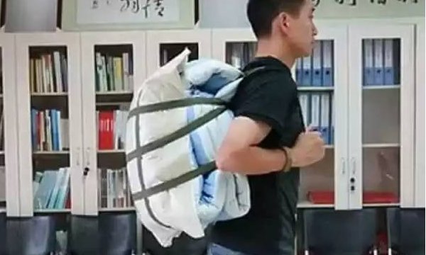 谁知道部队里被子背在身上叫什么 怎么把它用绳子绑起来