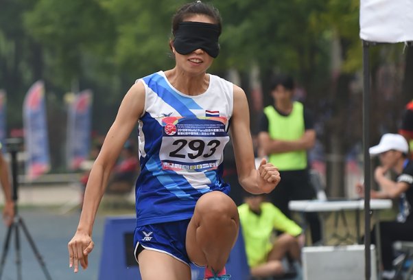 陪跑员雨中跪地求婚女友，全场欢呼鼓掌，女方有何反应？