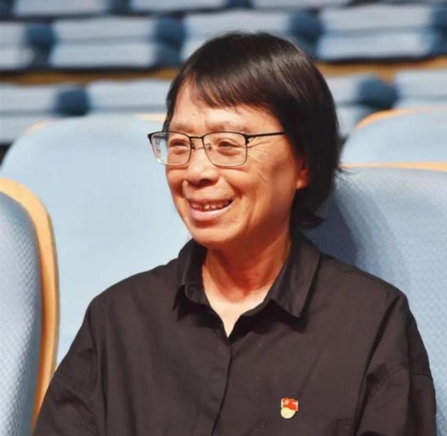 95后一名小伙用8000多张牌摆张桂梅画像，如何评价小伙的作品？