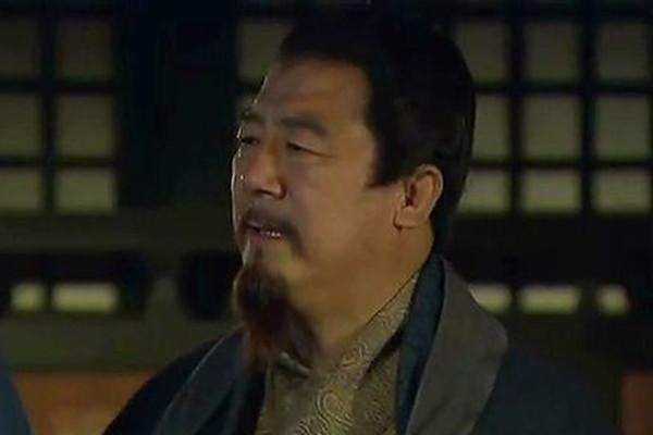 搬起石头砸自己的脚，三国演义中有哪些蠢人，为自己画地为牢？