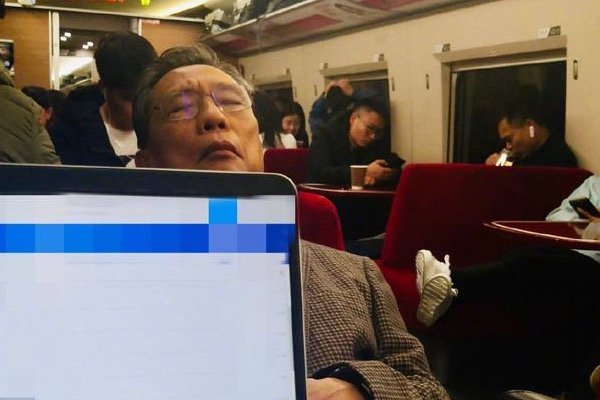 钟南山“坐餐车去武汉”照片背后的故事是什么？