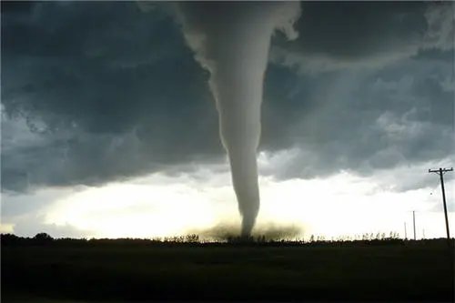美国一家五口被龙卷风吹到邻居家后幸存，遭遇龙卷风该如何保命？