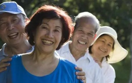 全国首个抱团养老实验暂停2年，“抱团养老”能取代传统的养老方式吗？