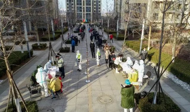 居民下楼做核酸忘带钥匙,下一秒享受特殊待遇,做坐云梯车回家是什么体验?