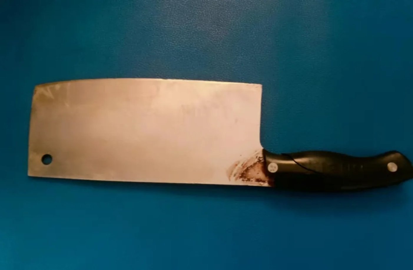 十堰女子在后院水池边接水，突然一把菜刀飞过，这菜刀是哪儿来的？