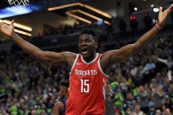 卡佩拉身穿中文“饼皇”T恤亮相，中国火密有什么想法呢？