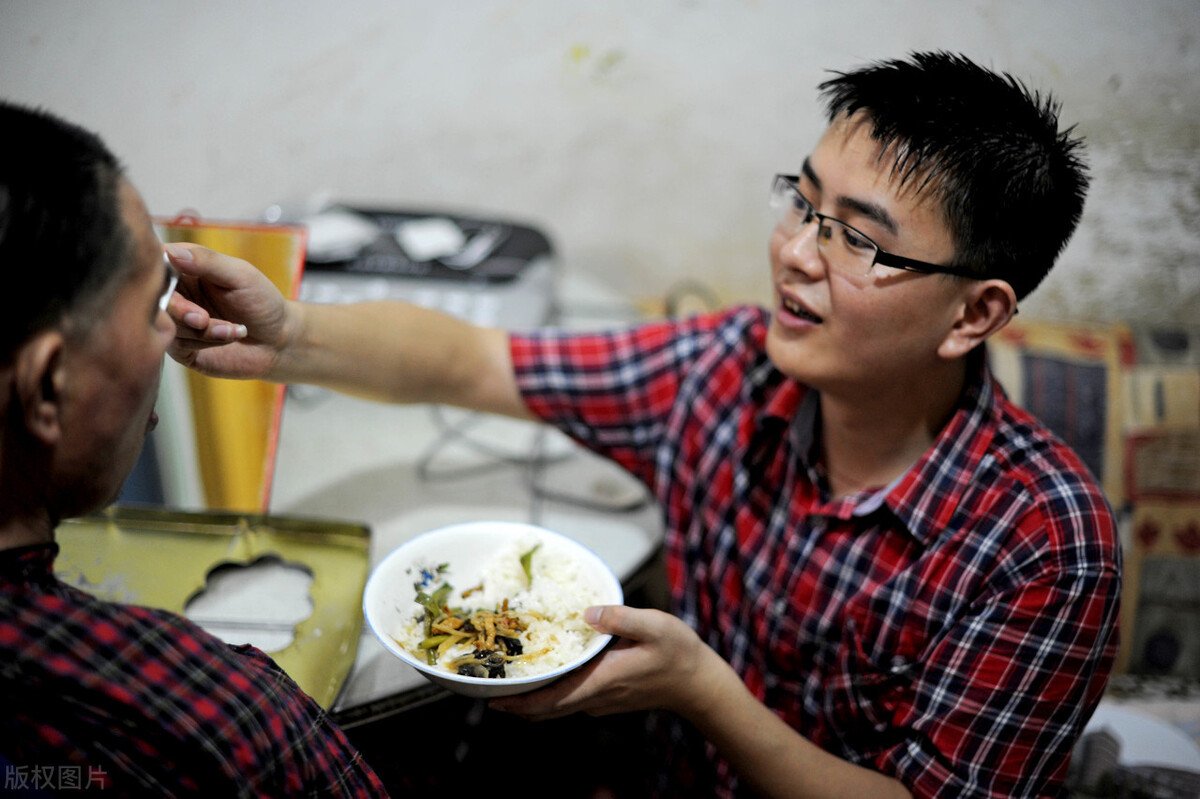 南京女孩用研究生奖学金给父亲买羽绒服视频走红，为何让众多网友红了眼睛？