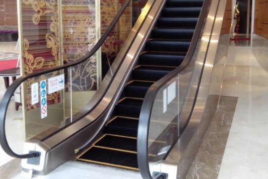 男童关停商场扶梯致女童摔倒，女童母亲谅解！为何能获得其谅解？