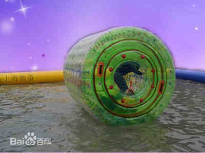 在水上用一个球滚的是什么项目