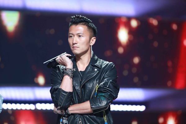 最近传出谢霆锋的大儿子越长越像陈冠希，难道真的不是亲生的吗？