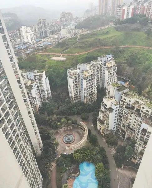 重庆一对年轻母女从30层顶楼坠亡！这究竟是自杀还是他杀？