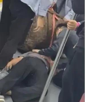 济南一男子地铁上晕倒，自述没钱吃饭，乘客们做出了怎样的善举？