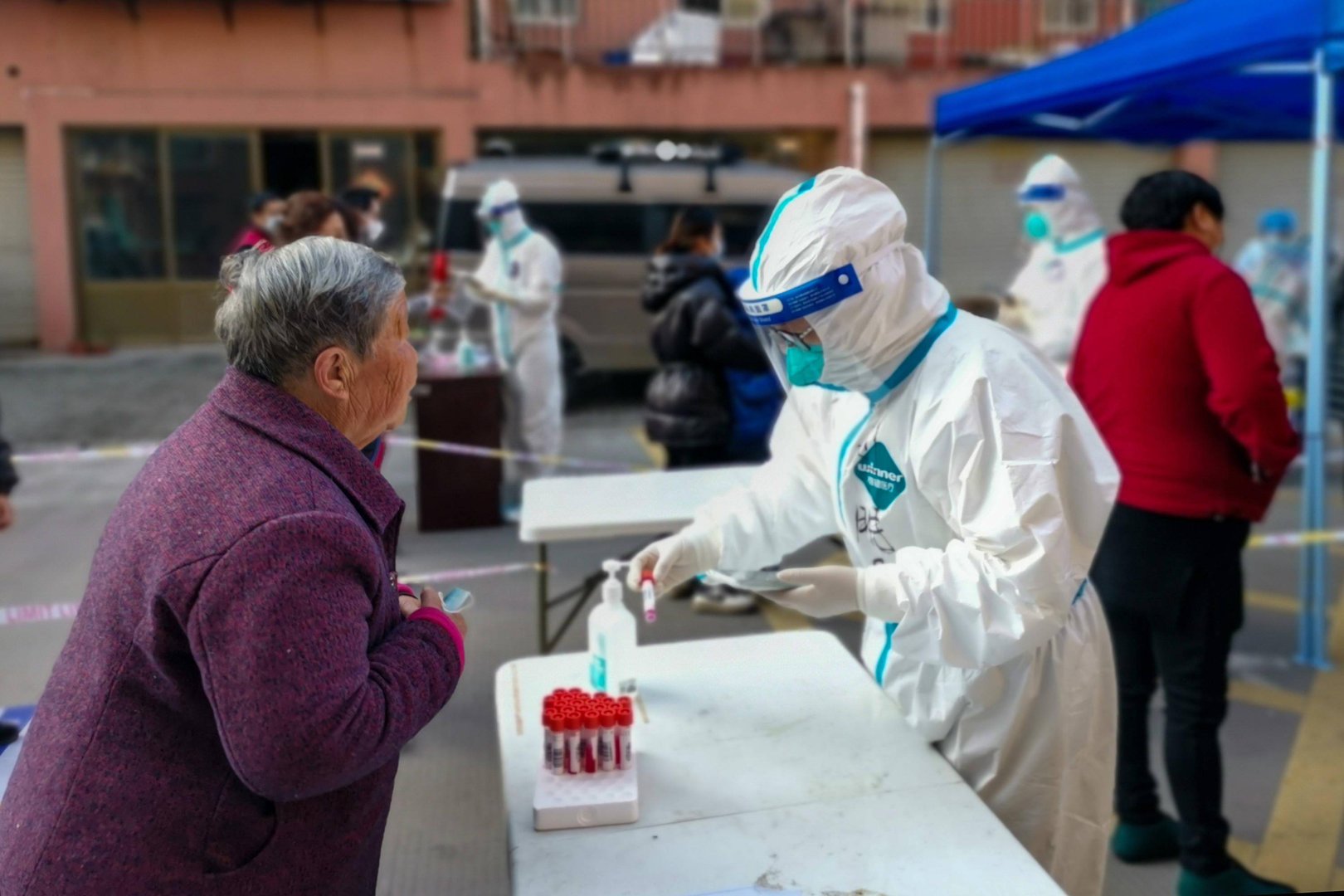 上海5人因错转未死亡老人被问责，相关人员需要承担哪些责任？